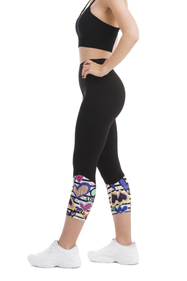 Črne capri pajkice Balzello s pisanim vzorčkom srčkov na dnu hlačnic Črne capri pajkice Balzello s pisanim vzorčkom srčkov na dnu hlačnic