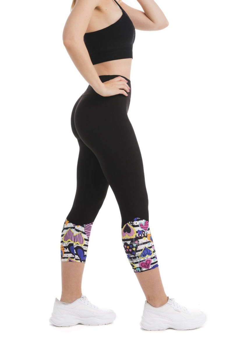 Črne capri pajkice Balzello s pisanim vzorčkom srčkov na dnu hlačnic