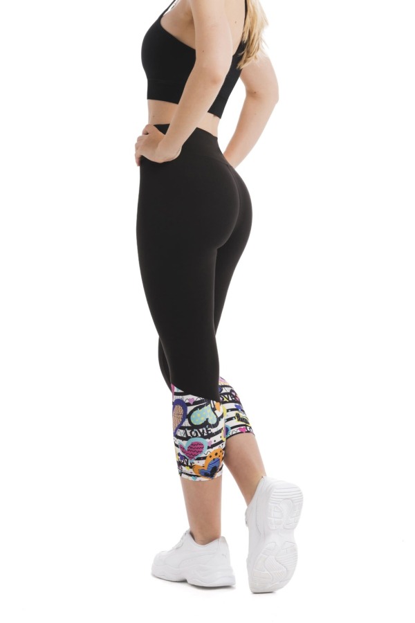 Črne capri pajkice Balzello s pisanim vzorčkom srčkov na dnu hlačnic Črne capri pajkice Balzello s pisanim vzorčkom srčkov na dnu hlačnic