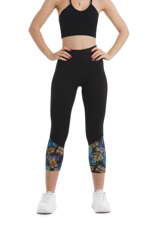 Črne capri pajkice Palazzo z vzorcem listov v modri, rumeni in vijolični barvni na dnu hlačnic