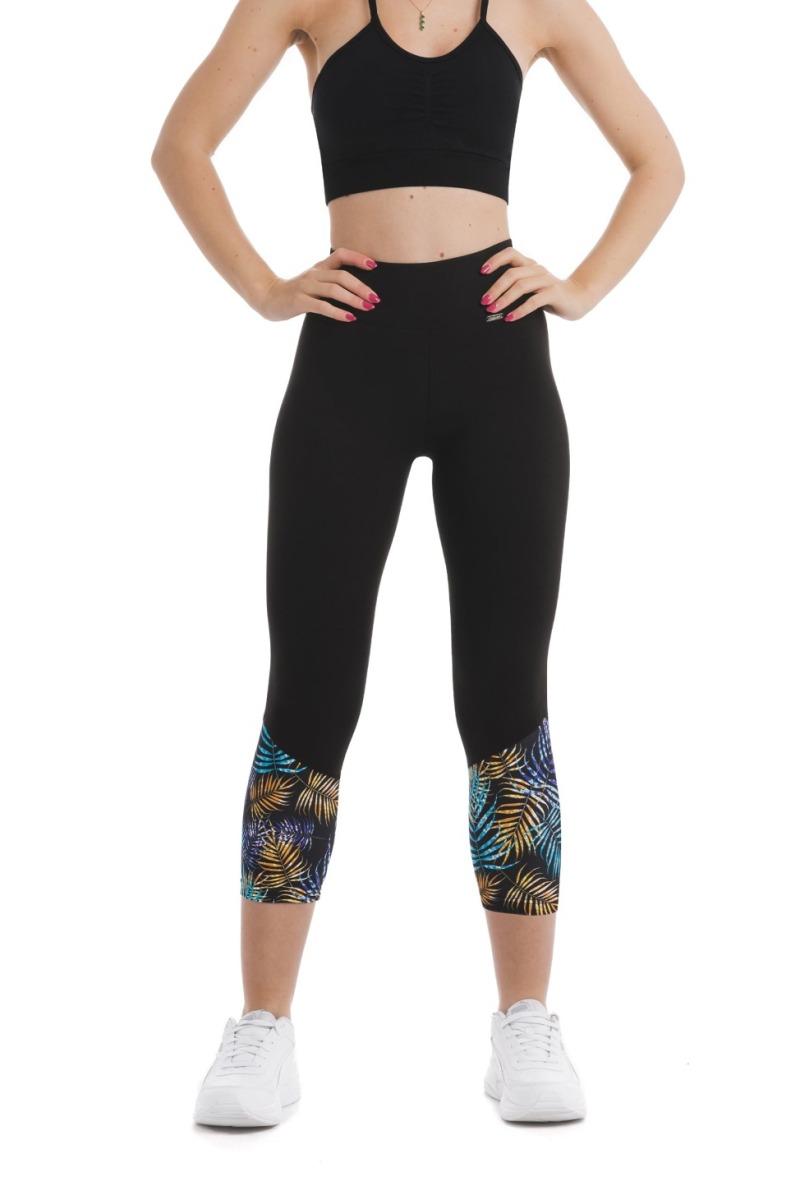 Črne capri pajkice Palazzo z vzorcem listov v modri, rumeni in vijolični barvni na dnu hlačnic