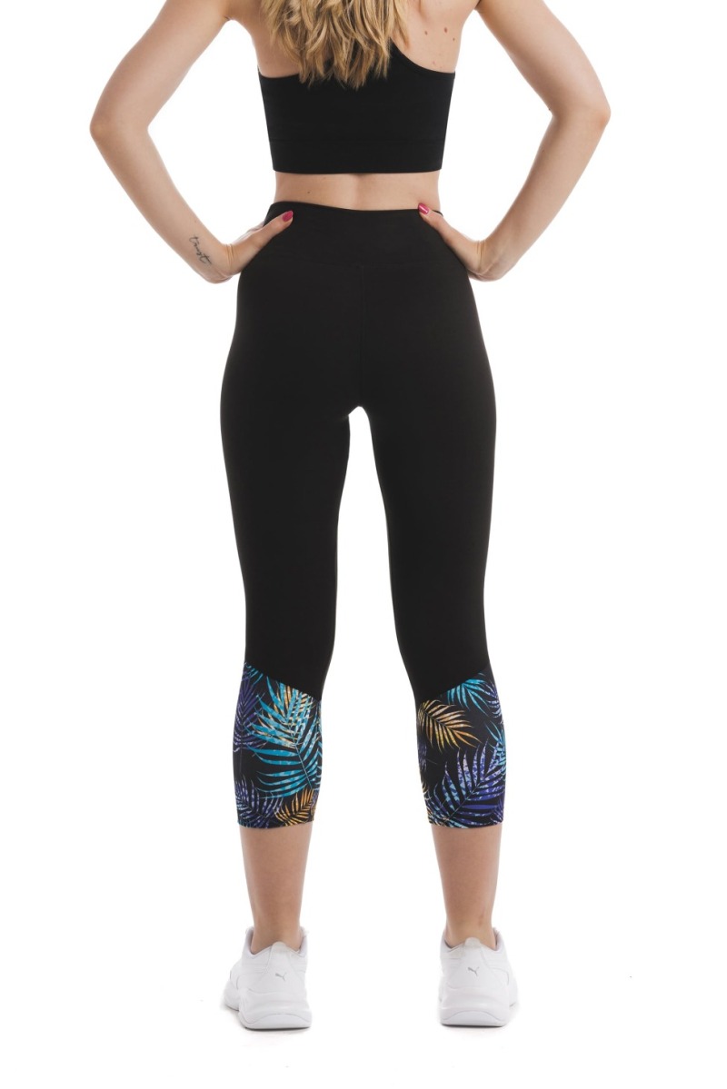 Črne capri pajkice Palazzo z vzorcem listov v modri, rumeni in vijolični barvni na dnu hlačnic