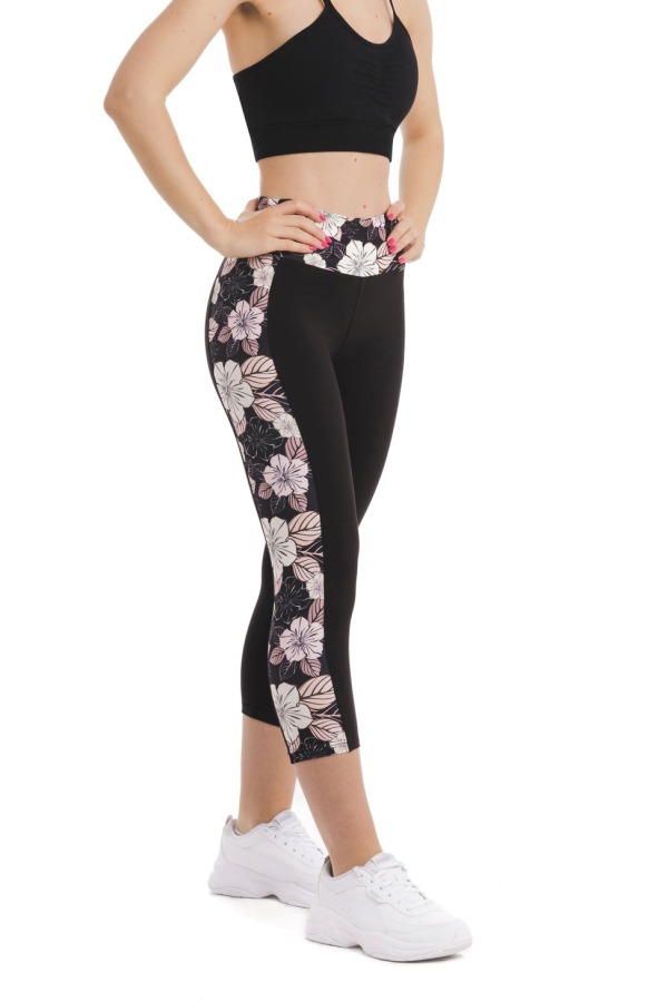 Črne capri pajkice Rosso z rožastim vzrcem v beli, roza in črni barvi ob straneh hlačnic Črne capri pajkice Rosso z rožastim vzrcem v beli, roza in črni barvi ob straneh hlačnic