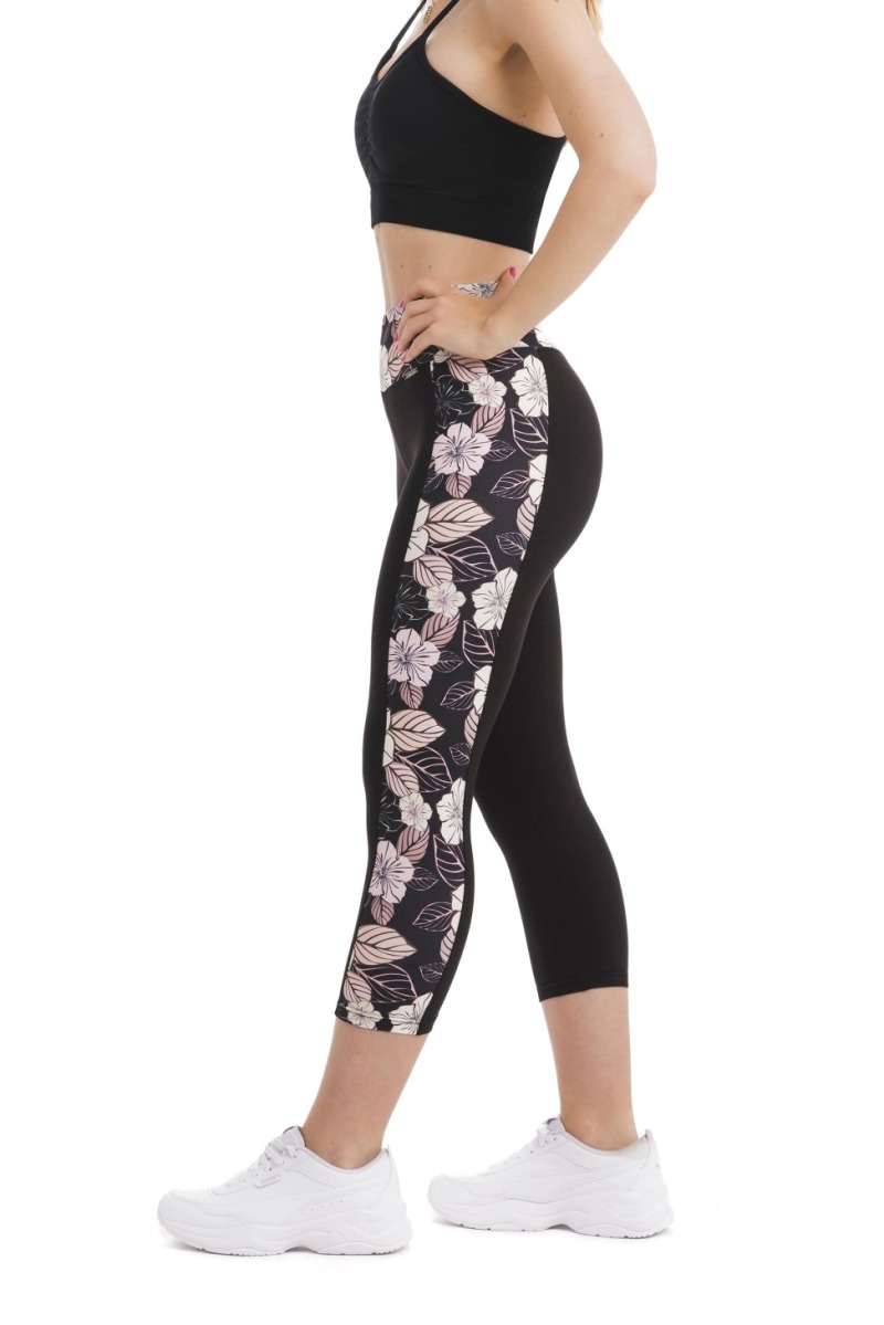 Črne capri pajkice Rosso z rožastim vzrcem v beli, roza in črni barvi ob straneh hlačnic