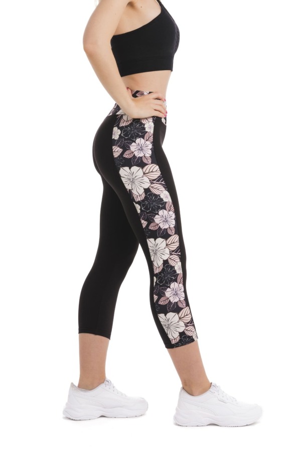 Črne capri pajkice Rosso z rožastim vzrcem v beli, roza in črni barvi ob straneh hlačnic Črne capri pajkice Rosso z rožastim vzrcem v beli, roza in črni barvi ob straneh hlačnic