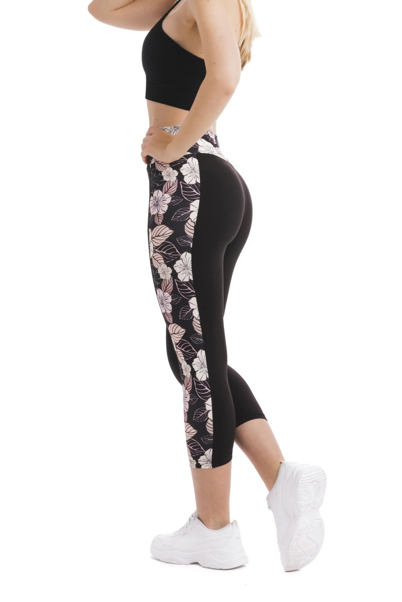 Črne capri pajkice Rosso z rožastim vzrcem v beli, roza in črni barvi ob straneh hlačnic