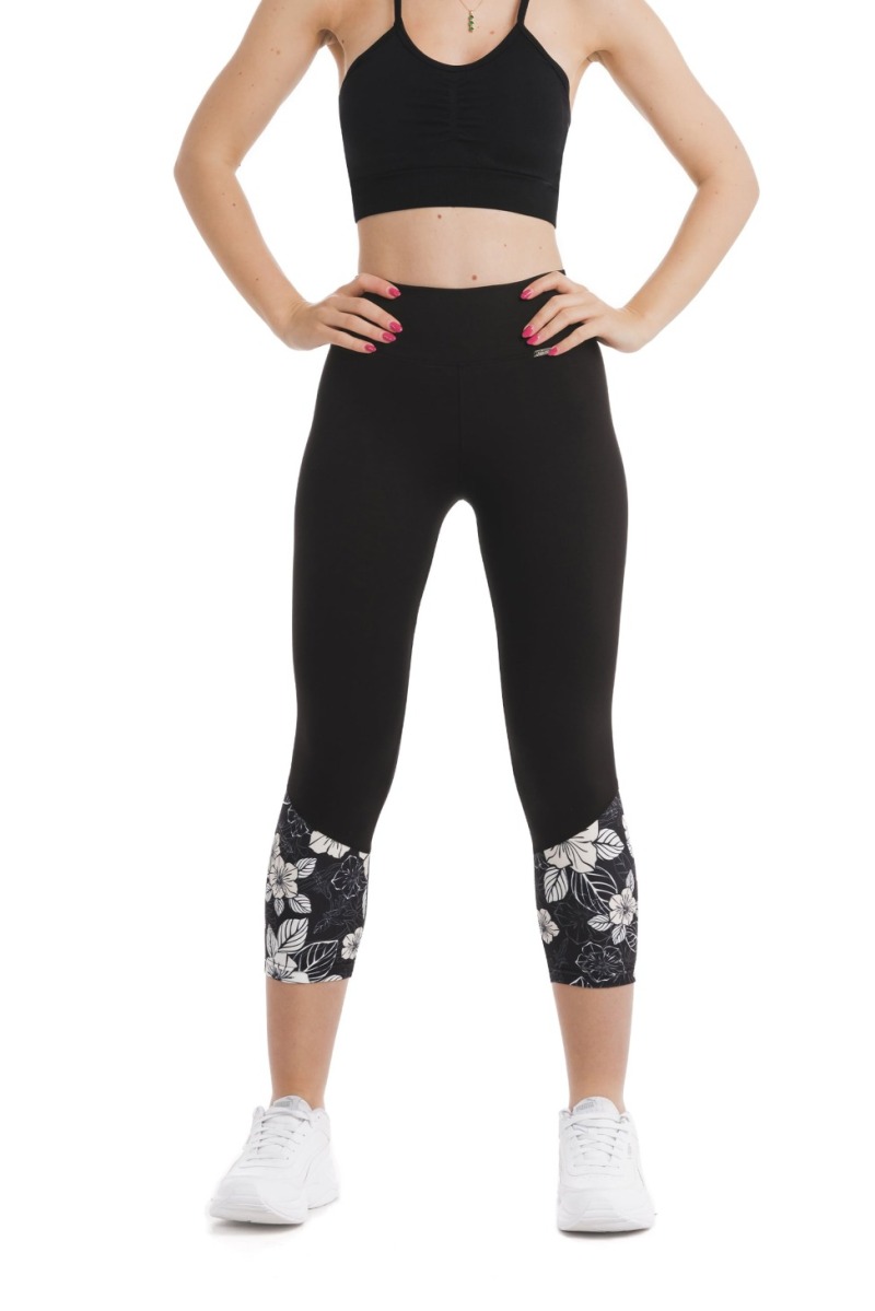 Črne capri pajkice Tesoro z vzorcem belih in črnih rož na dnu hlačnic