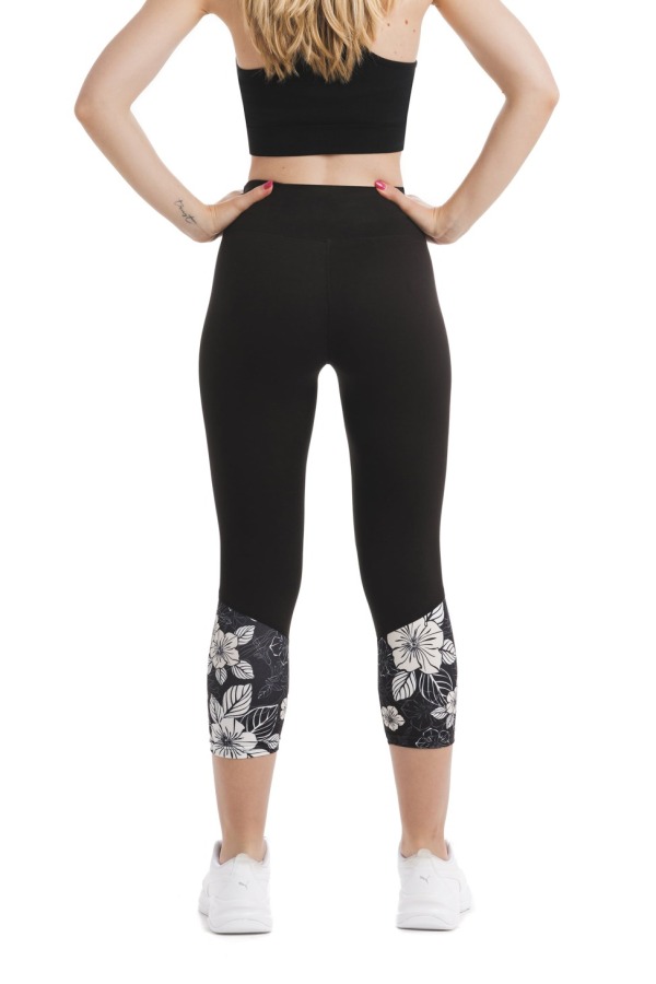 Črne capri pajkice Tesoro z vzorcem belih in črnih rož na dnu hlačnic