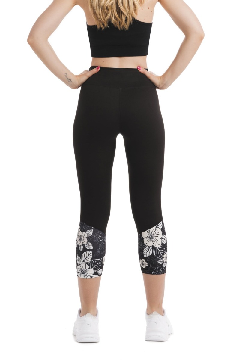 Črne capri pajkice Tesoro z vzorcem belih in črnih rož na dnu hlačnic