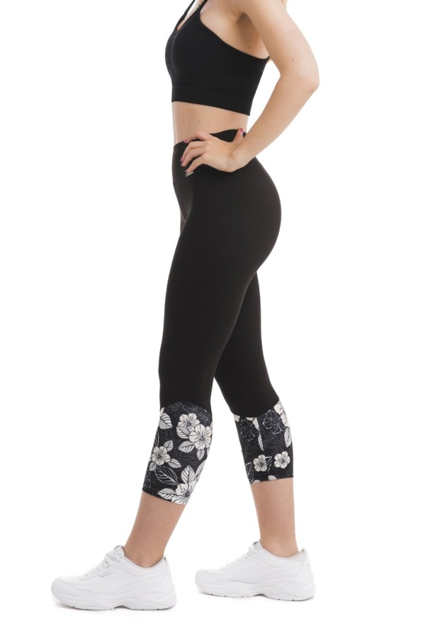 Črne capri pajkice Tesoro z vzorcem belih in črnih rož na dnu hlačnic