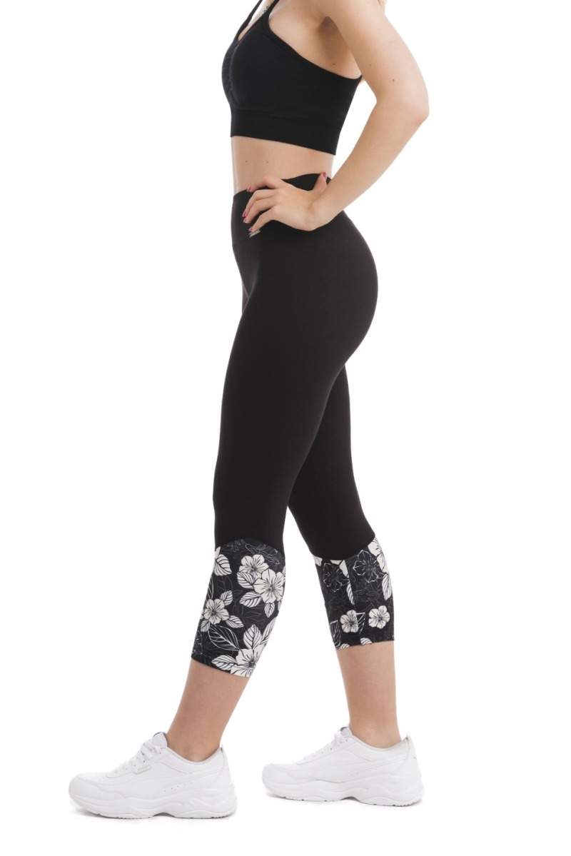 Črne capri pajkice Tesoro z vzorcem belih in črnih rož na dnu hlačnic