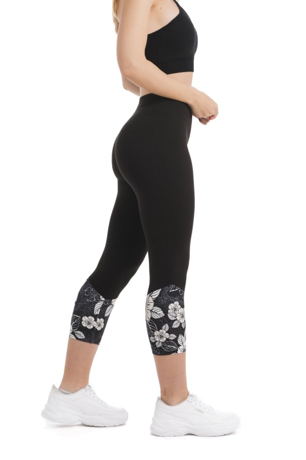 Črne capri pajkice Tesoro z vzorcem belih in črnih rož na dnu hlačnic