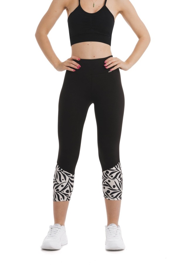 Črne capri pajkice Zampilo s črnim abstraktnim vzorcem listov in pik na belem ozadju na dnu hlačnic