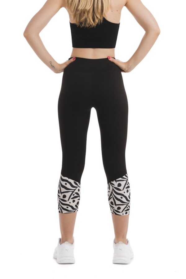 Črne capri pajkice Zampilo s črnim abstraktnim vzorcem listov in pik na belem ozadju na dnu hlačnic