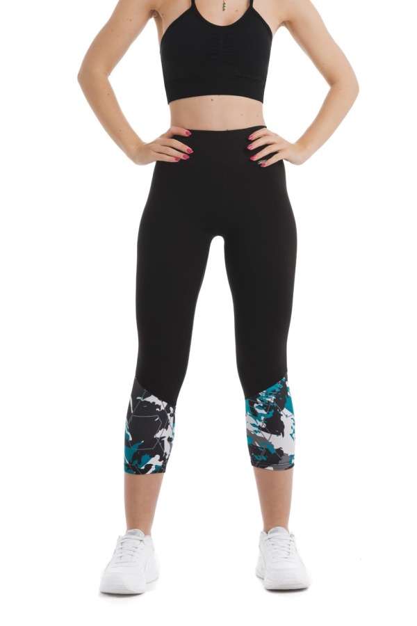 Črne capri pajkice Zig Zag z abstraktnim vzorcem v turkizni, črni in sivi barvi na dnu hlačnic