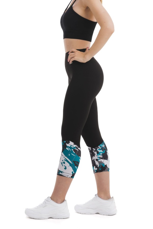 Črne capri pajkice Zig Zag z abstraktnim vzorcem v turkizni, črni in sivi barvi na dnu hlačnic