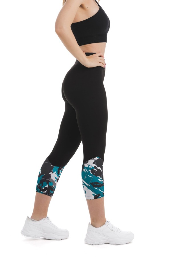 Črne capri pajkice Zig Zag z abstraktnim vzorcem v turkizni, črni in sivi barvi na dnu hlačnic