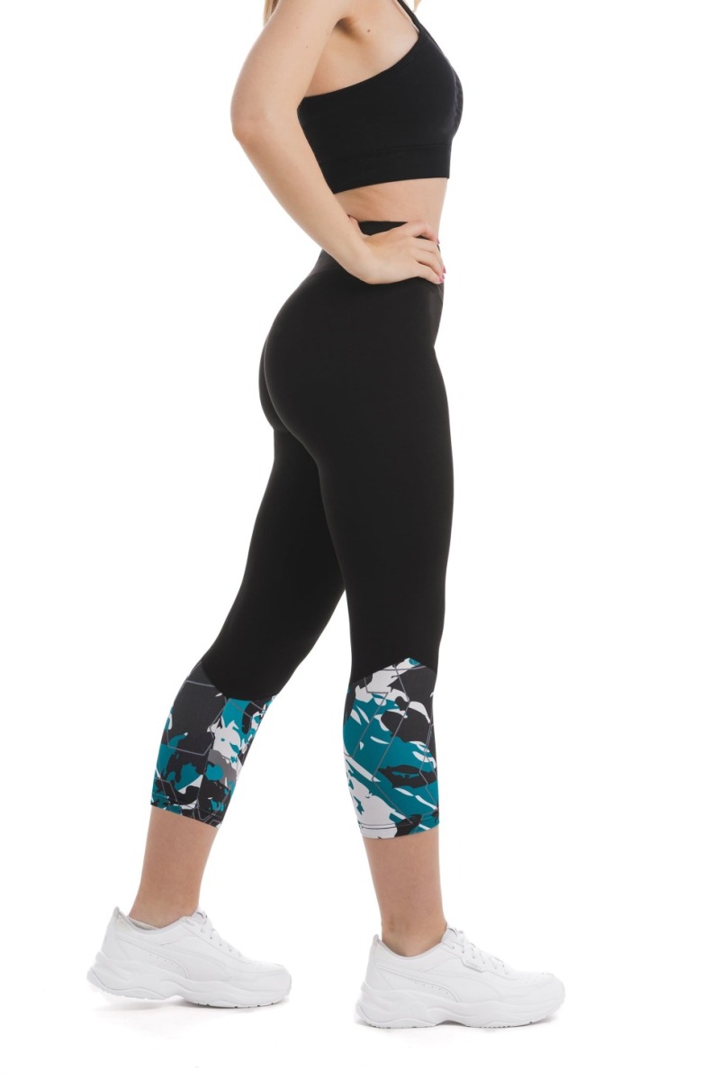 Črne capri pajkice Zig Zag z abstraktnim vzorcem v turkizni, črni in sivi barvi na dnu hlačnic