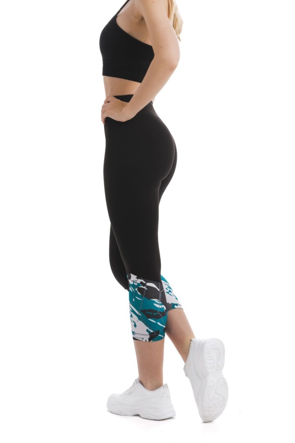 Črne capri pajkice Zig Zag z abstraktnim vzorcem v turkizni, črni in sivi barvi na dnu hlačnic