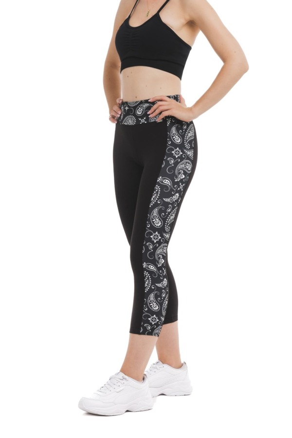 Črne capri pajkice Aria z visokim pasom in belim paisley vzorcem ob straneh hlačnic Črne capri pajkice Aria z visokim pasom in belim paisley vzorcem ob straneh hlačnic