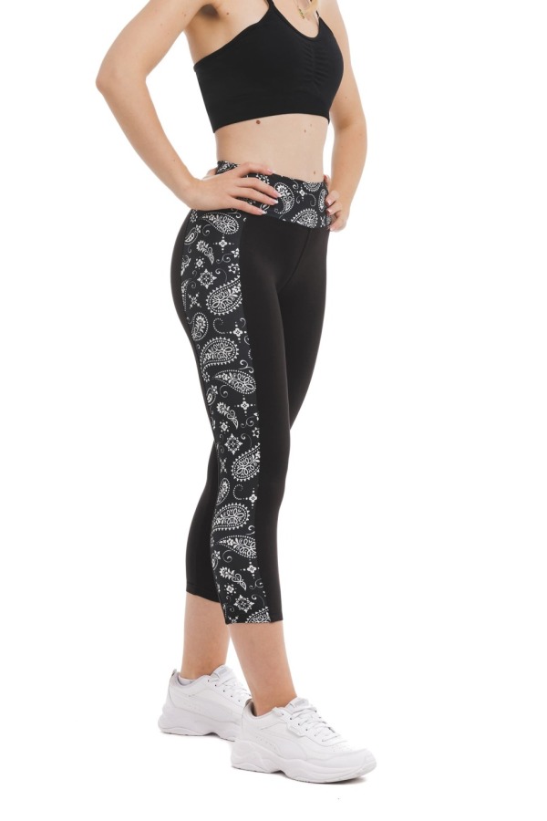 Črne capri pajkice Aria z visokim pasom in belim paisley vzorcem ob straneh hlačnic Črne capri pajkice Aria z visokim pasom in belim paisley vzorcem ob straneh hlačnic