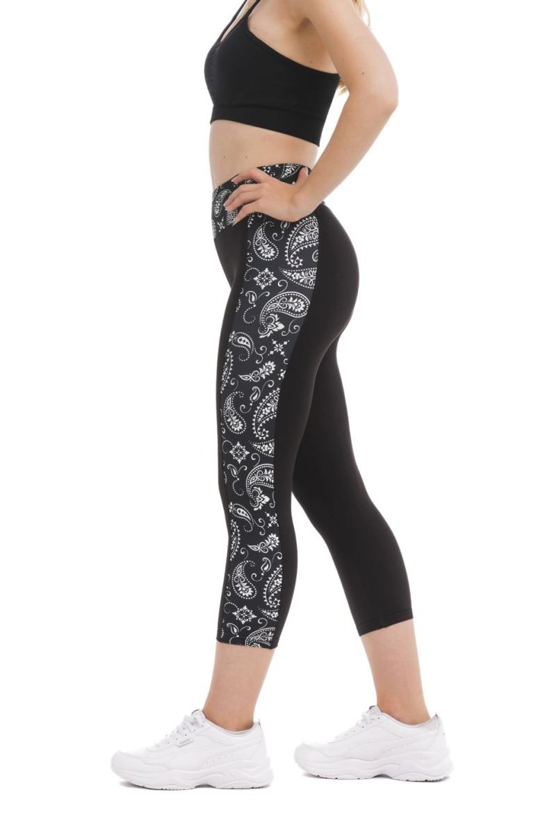Črne capri pajkice Aria z visokim pasom in belim paisley vzorcem ob straneh hlačnic