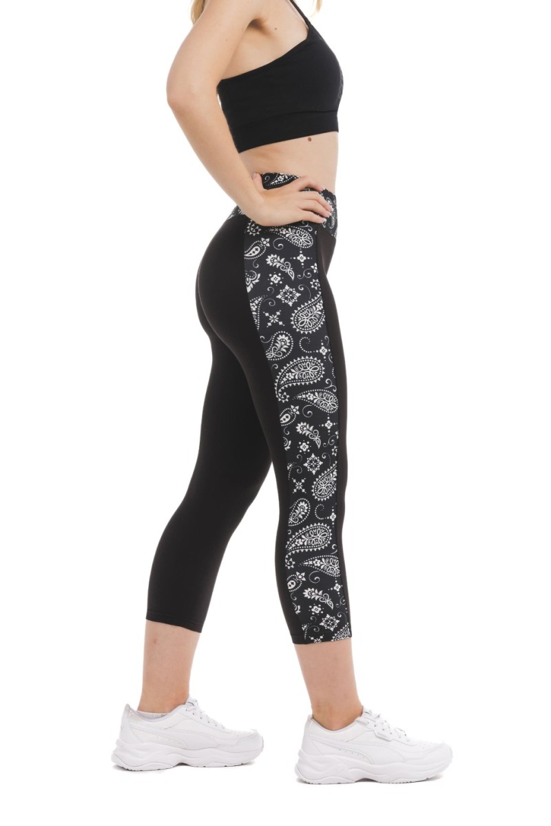 Črne capri pajkice Aria z visokim pasom in belim paisley vzorcem ob straneh hlačnic