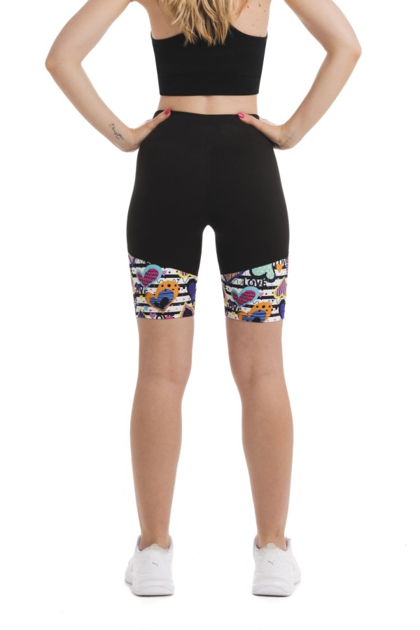 Črne kratke pajkice Balzello s pisanim vzorčkom srčkov na dnu hlačnic Črne kratke pajkice Balzello s pisanim vzorčkom srčkov na dnu hlačnic