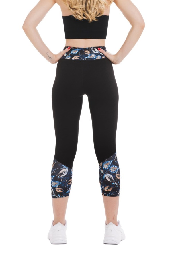 Črne capri pajkice Corallo z barvnim vzorcem listov na dnu hlačnic in na pasu Črne capri pajkice Corallo z barvnim vzorcem listov na dnu hlačnic in na pasu