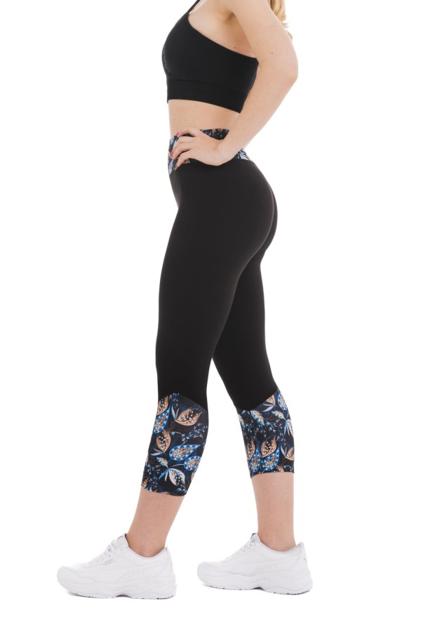 Črne capri pajkice Corallo z barvnim vzorcem listov na dnu hlačnic in na pasu Črne capri pajkice Corallo z barvnim vzorcem listov na dnu hlačnic in na pasu