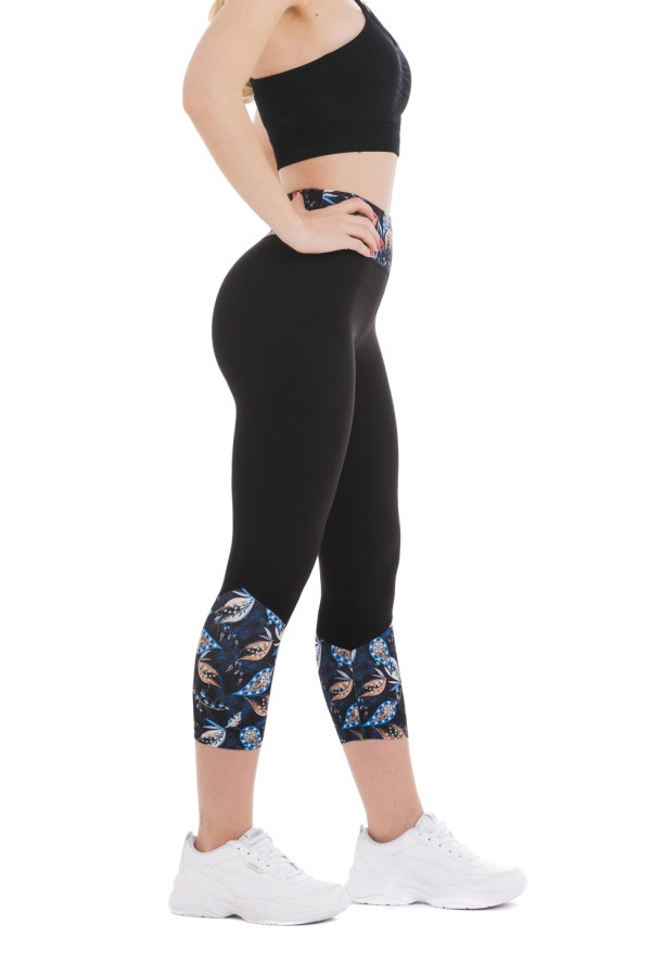 Črne capri pajkice Corallo z barvnim vzorcem listov na dnu hlačnic in na pasu Črne capri pajkice Corallo z barvnim vzorcem listov na dnu hlačnic in na pasu