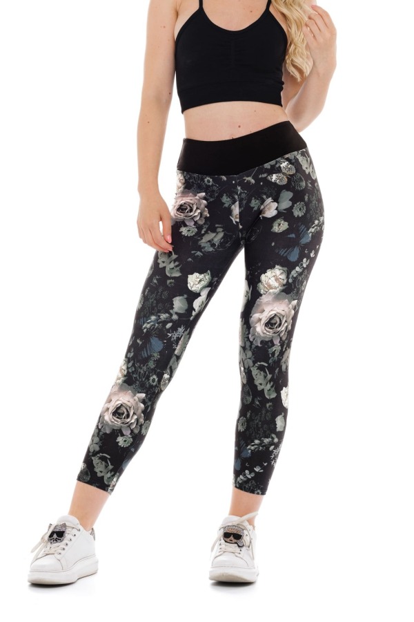 Črne capri pajkice Dark Rose s cvetličnim vzorcem v rožnatih in zelenih tonih po celotni površini Črne capri pajkice Dark Rose s cvetličnim vzorcem v rožnatih in zelenih tonih po celotni površini