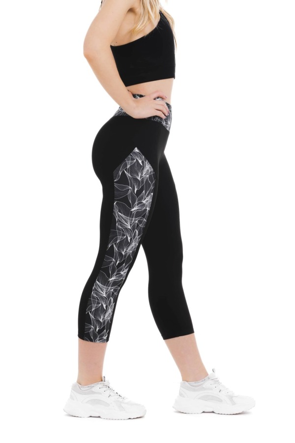 Črne capri pajkice Fabulosy z visokim pasom in abstraktnim belim vzorcem ob straneh hlačnic