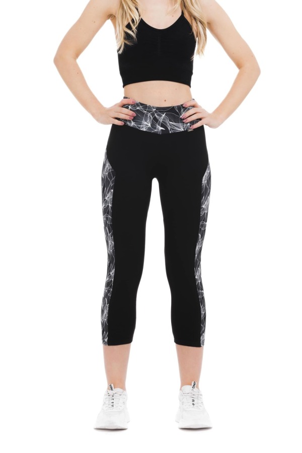Črne capri pajkice Fabulosy z visokim pasom in abstraktnim belim vzorcem ob straneh hlačnic