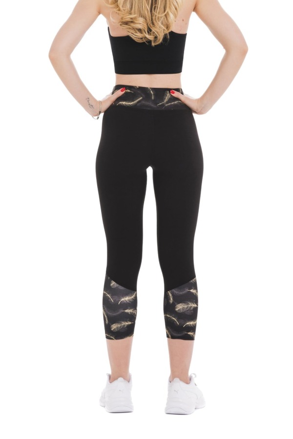 Črne capri pajkice Luce z vzorcem zlatih peres na dnu hlačnic in na pasu