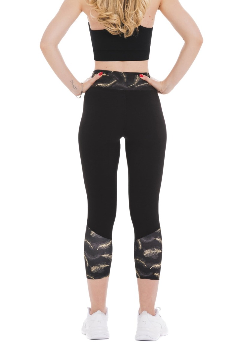 Črne capri pajkice Luce z vzorcem zlatih peres na dnu hlačnic in na pasu