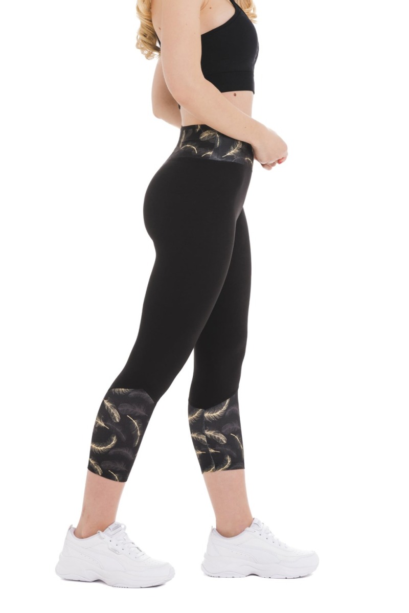 Črne capri pajkice Luce z vzorcem zlatih peres na dnu hlačnic in na pasu