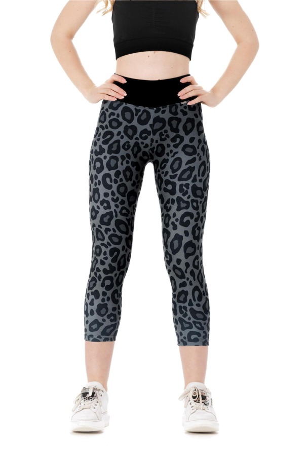 Capri pajkice Maluma s sivim leopardjim vzorcem