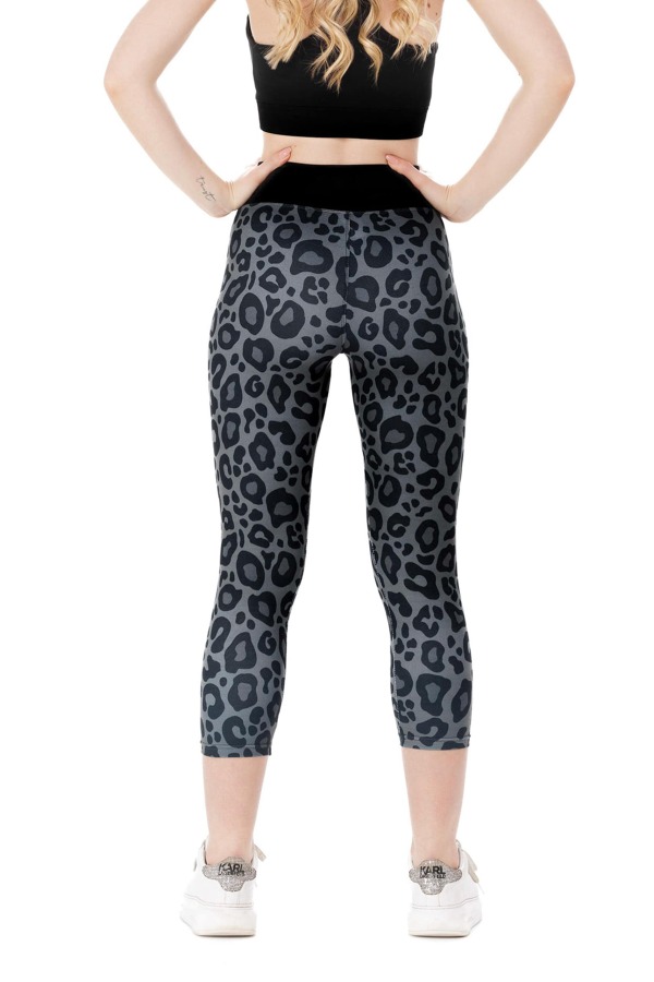 Capri pajkice Maluma s sivim leopardjim vzorcem