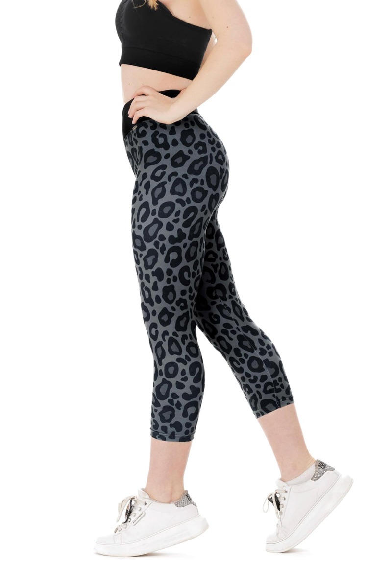 Capri pajkice Maluma s sivim leopardjim vzorcem