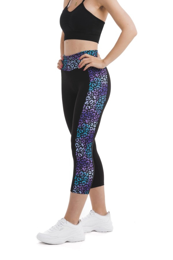 Črne capri pajkice Nuvola z leopardjim vzorcem vijolične in modre barve ob straneh hlačnic in na pasu