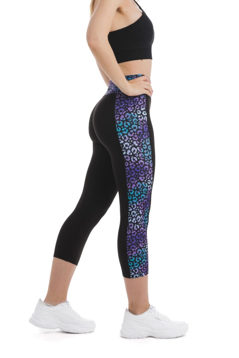 Črne capri pajkice Nuvola z leopardjim vzorcem vijolične in modre barve ob straneh hlačnic in na pasu