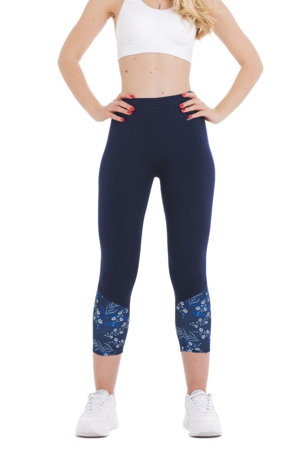 Modre capri pajkice Sirena s cvetličnim in listnim vzorcem v beli in modri barvi na spodnjem delu hlačnic Modre capri pajkice Sirena s cvetličnim in listnim vzorcem v beli in modri barvi na spodnjem delu hlačnic