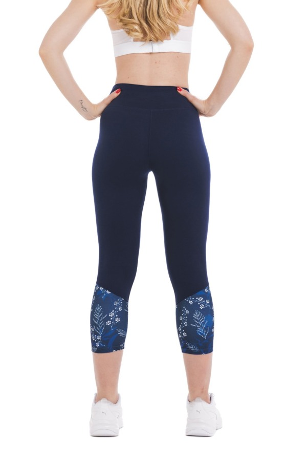 Modre capri pajkice Sirena s cvetličnim in listnim vzorcem v beli in modri barvi na spodnjem delu hlačnic Modre capri pajkice Sirena s cvetličnim in listnim vzorcem v beli in modri barvi na spodnjem delu hlačnic