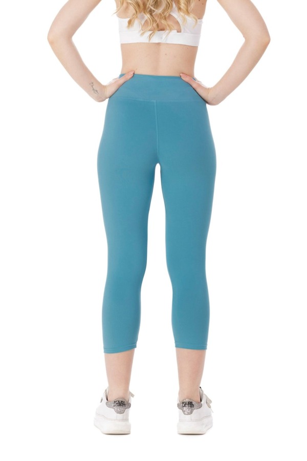 Enobarvne capri pajkice Sky v svetlo modri barvi Enobarvne capri pajkice Sky v svetlo modri barvi