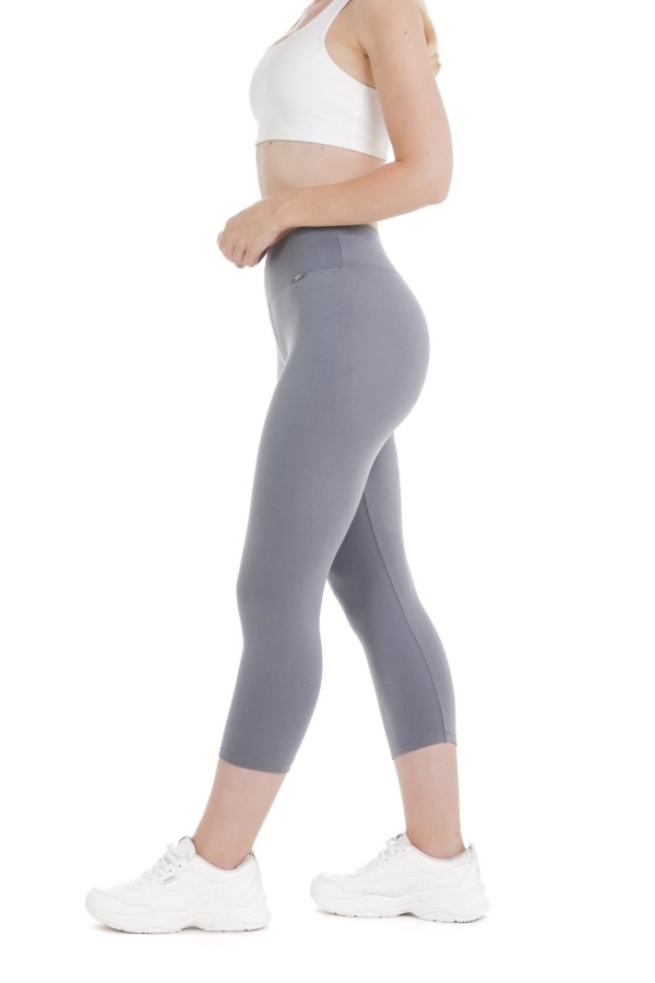 Enobarvne capri pajkice v živo modri barvi z vijoličnim pridihom Enobarvne capri pajkice v živo modri barvi z vijoličnim pridihom