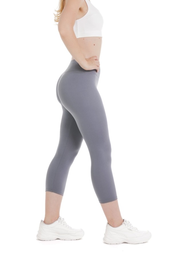 Enobarvne capri pajkice v živo modri barvi z vijoličnim pridihom Enobarvne capri pajkice v živo modri barvi z vijoličnim pridihom