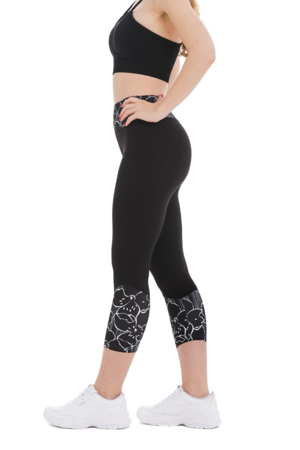 Črne capri pajkice Stella z belimi rožami na dnu hlačnic in na pasu