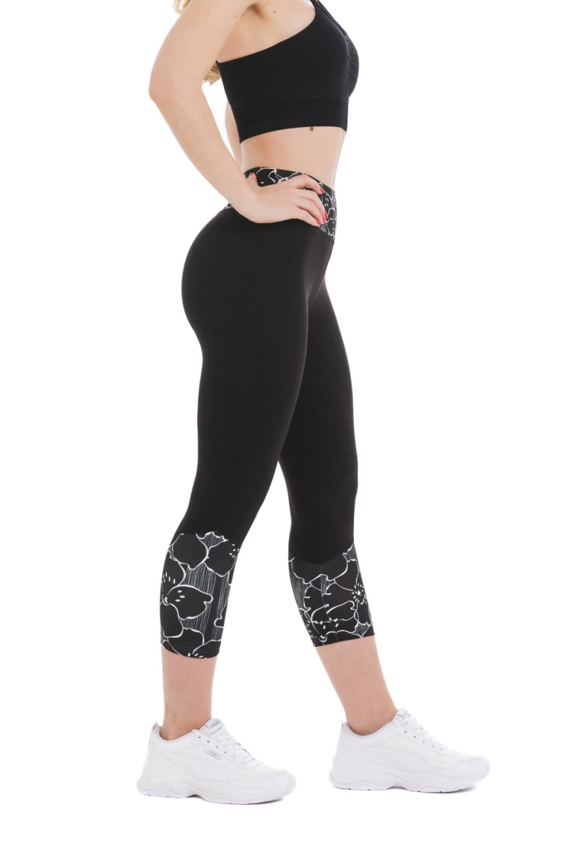 Črne capri pajkice Stella z belimi rožami na dnu hlačnic in na pasu