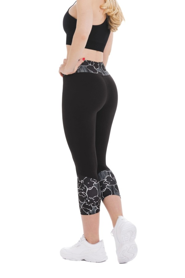 Črne capri pajkice Stella z belimi rožami na dnu hlačnic in na pasu